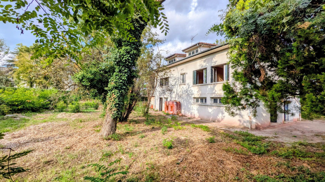 Photo actuelle de la villa avant travaux, côté lots 1 et 3 — 50 route de Paris, Charbonnières-les-Bains